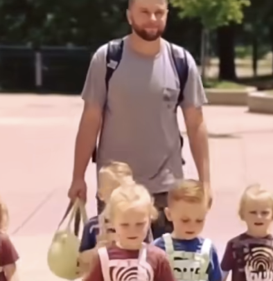 Dad gets massively shamed for putting leashes on his 5-year-old quintuplets