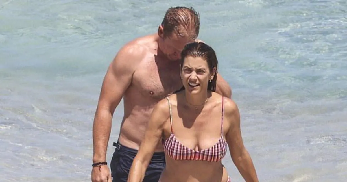 Famous Actress Enjoying a Relaxed Beach Walk in Perth Australia!: Who Is She?